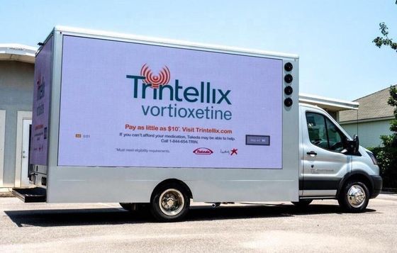 Método de conducción 2S Camión de publicidad móvil al aire libre Panfletos LED al aire libre de alta definición