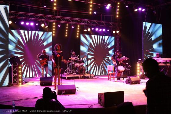 Buen precio GOB P1.5 P1.9 Eventos de alquiler en interiores Fondo pantalla LED Decoración de escenario de bodas pared de vídeo LED en línea