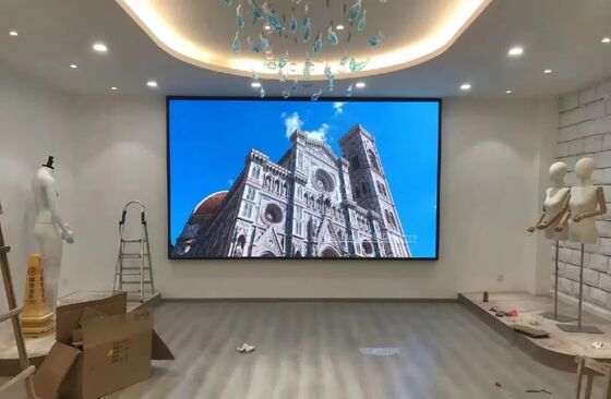 Buen precio Pantalla LED fija en interiores con 0,9 mm de anchura de píxeles 600 nits Brillo y servicio frontal completo para salas de conferencias en línea
