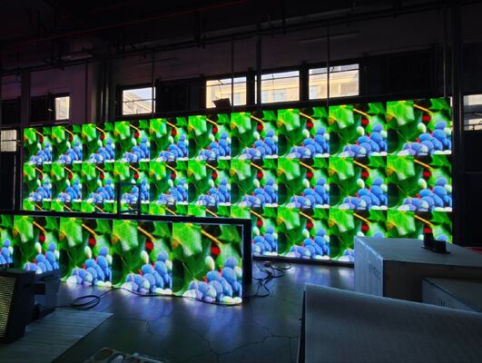 Display LED de fachada de medios de 960*960mm con brillo de 6500 nits Protección IP65 y tasa de actualización de 3840Hz para uso al aire libre