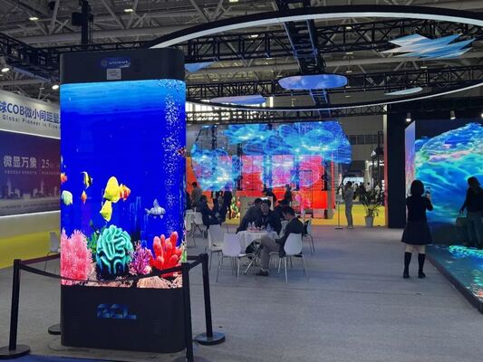 Buen precio Poster LED IP65 a prueba de agua para exhibición de publicidad con brillo de 4500 nits y tono de píxeles de P1.953 mm en línea